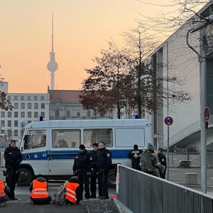 Aktivisten der Klimaschutzgruppe ‚Letzte Generation‘ blockieren am frühen Morgen eine Zufahrt zur Tiefgarage des Bundestages.