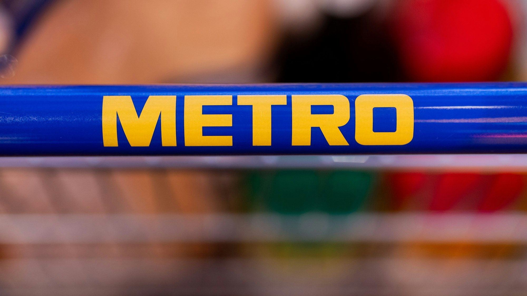 Das Logo der Metro ist beim Capital Markets Day der Metro AG in der Konzernzentrale auf einem Einkaufswagen zu sehen.