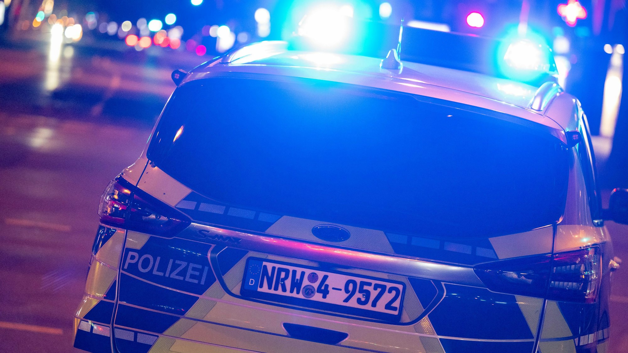 Ein Polizeiwagen auf den Ringen in der Kölner Innenstadt