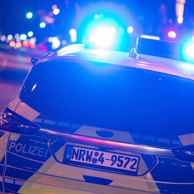 Ein Polizeiwagen auf den Ringen in der Kölner Innenstadt