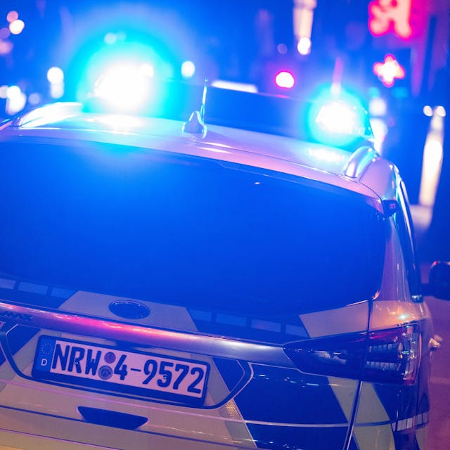 Die Polizei ist in Köln mit Blaulicht im Einsatz. (Symbolbild)