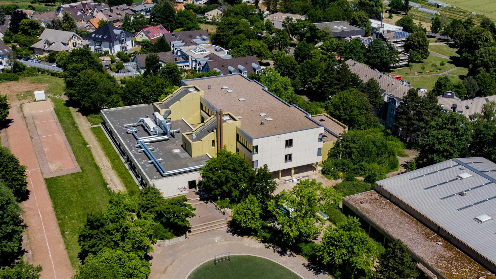 Das Luftbild zeigt den sanierten Bau der ehemaligen Hauptschule von Alfter, die nun Gymnasium werden soll.
