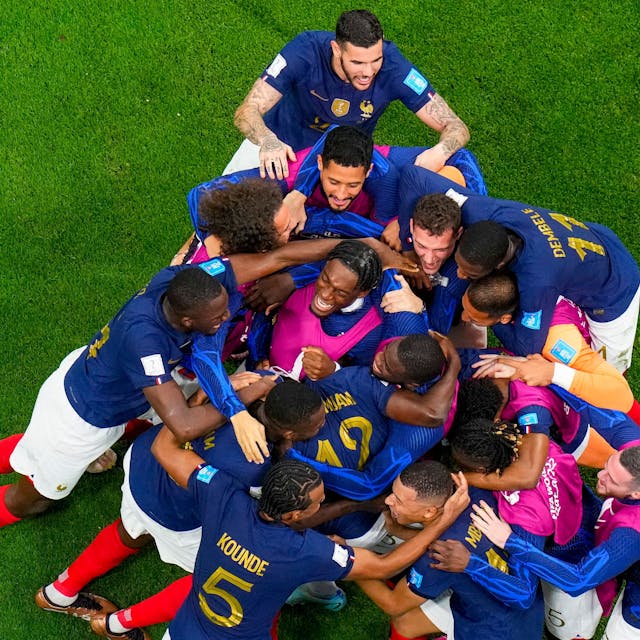 Die französische Nationalmannschaft feiert am Mittwoch ihr zweites Tor im Halbfinal-Spiel gegen Marokko.&nbsp;&nbsp;
