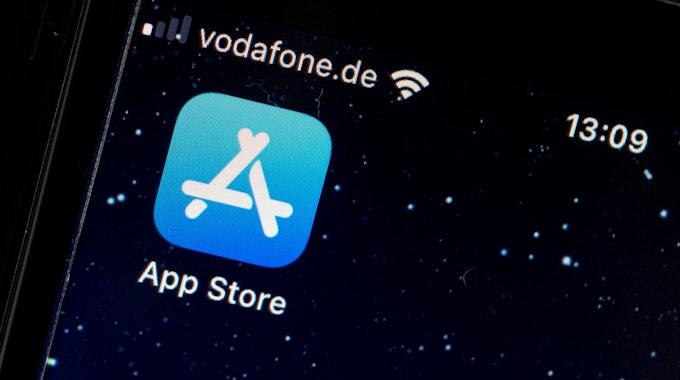 Das Logo des App-Stores ist auf einem Bildschirm zu sehen.