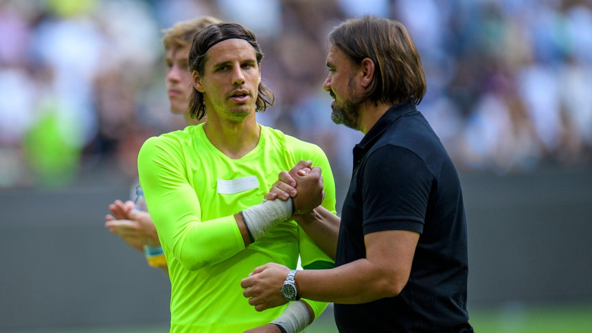 Yann Sommer von Borussia Mönchengladbach und Daniel Farke geben sich nach einem Spiel die Hand.