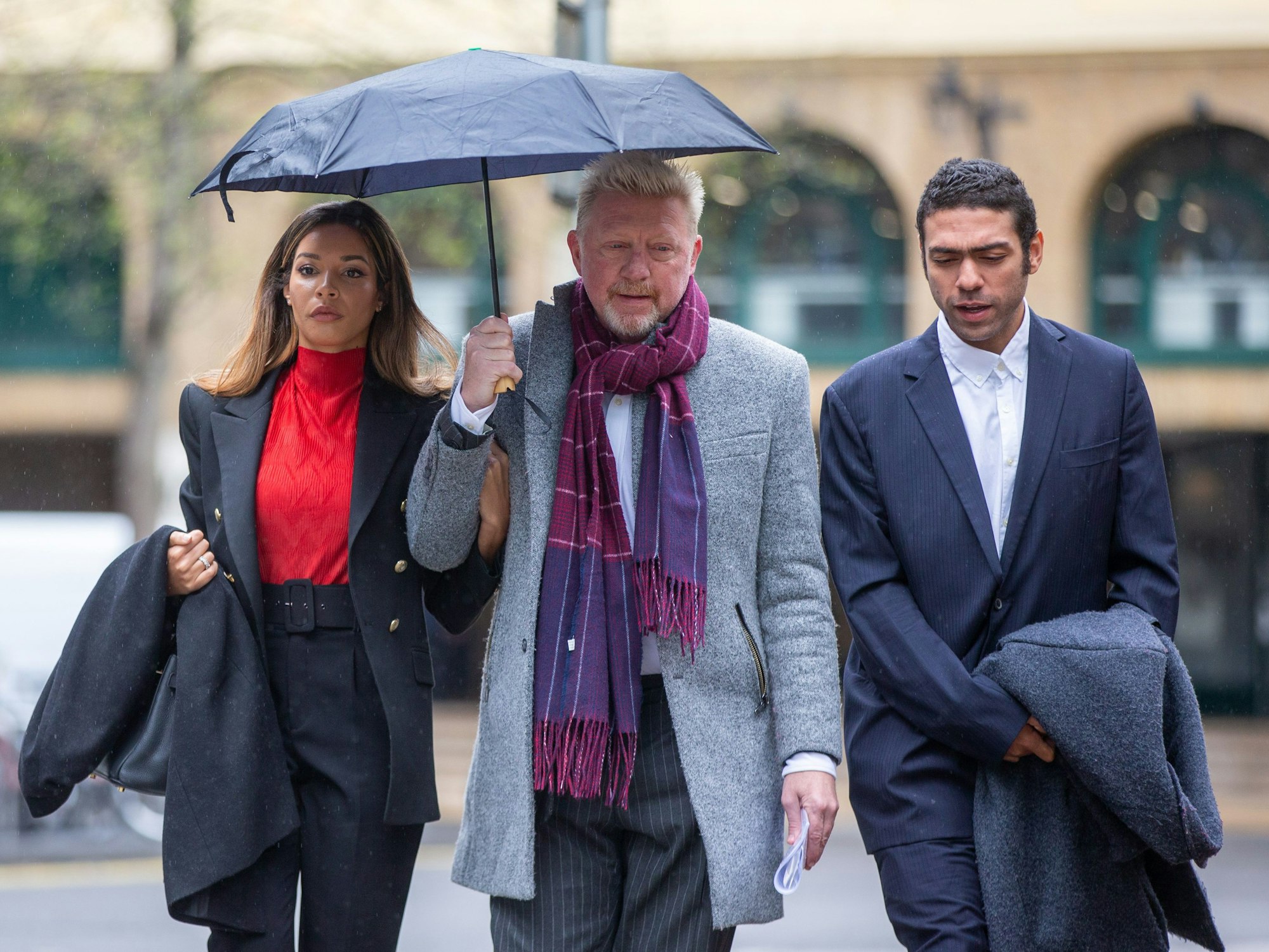 Boris Becker (M), ehemaliger Tennis-Profi aus Deutschland, seine Lebensgefährtin Lilian De Carvalho Monteiro (l) und sein Sohn Noah kommen im April 2022 am Southwark Crown Court in London an.