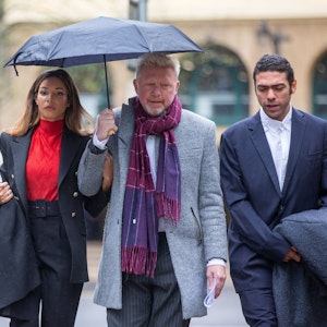 Boris Becker (M), ehemaliger Tennis-Profi aus Deutschland, seine Lebensgefährtin Lilian De Carvalho Monteiro (l) und sein Sohn Noah kommen im April 2022 am Southwark Crown Court in London an.