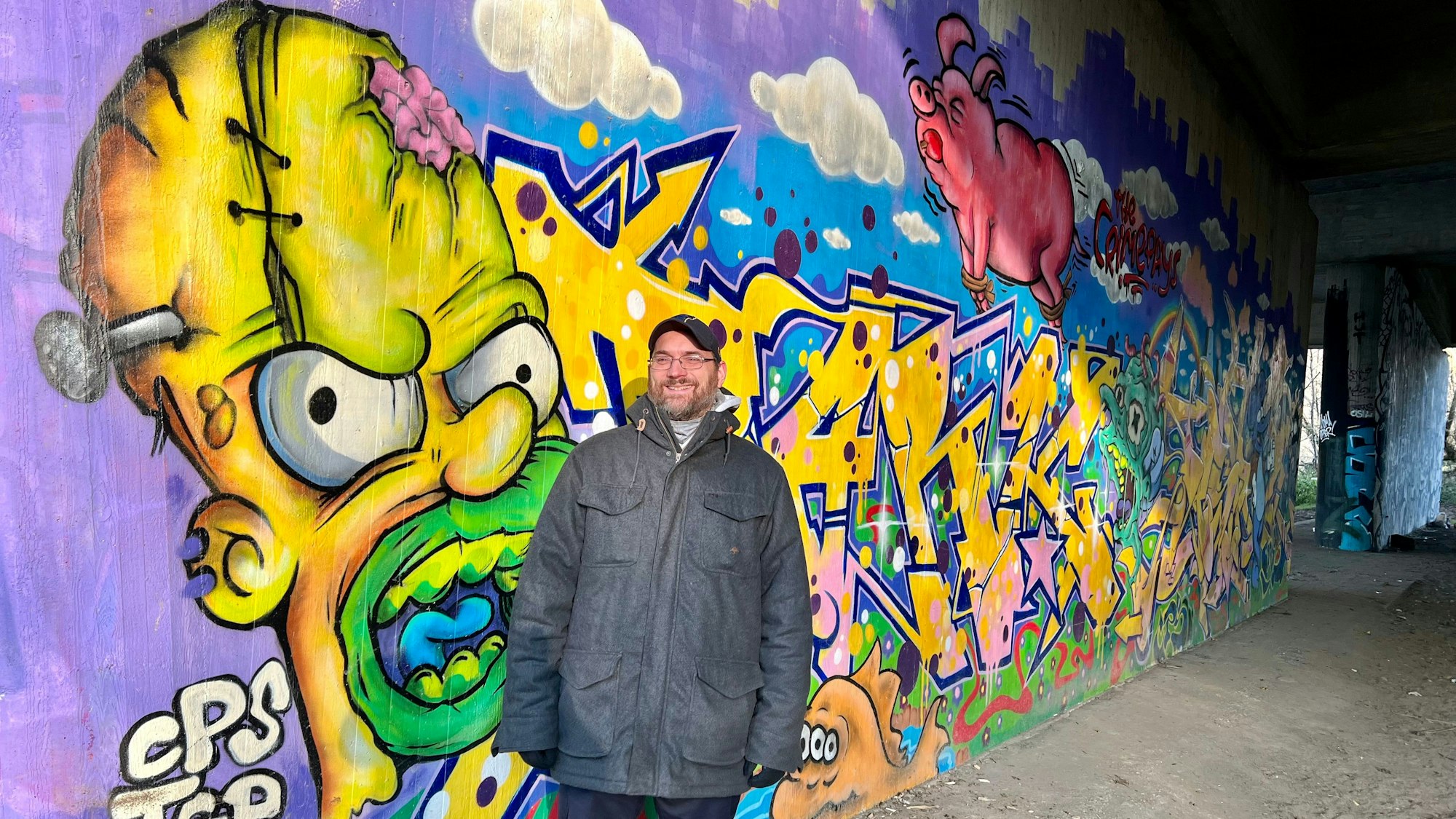 Kunstlehrer Carsten Klett vor eigenem Werk unter der Wupperbrücke der A3 in Opladen