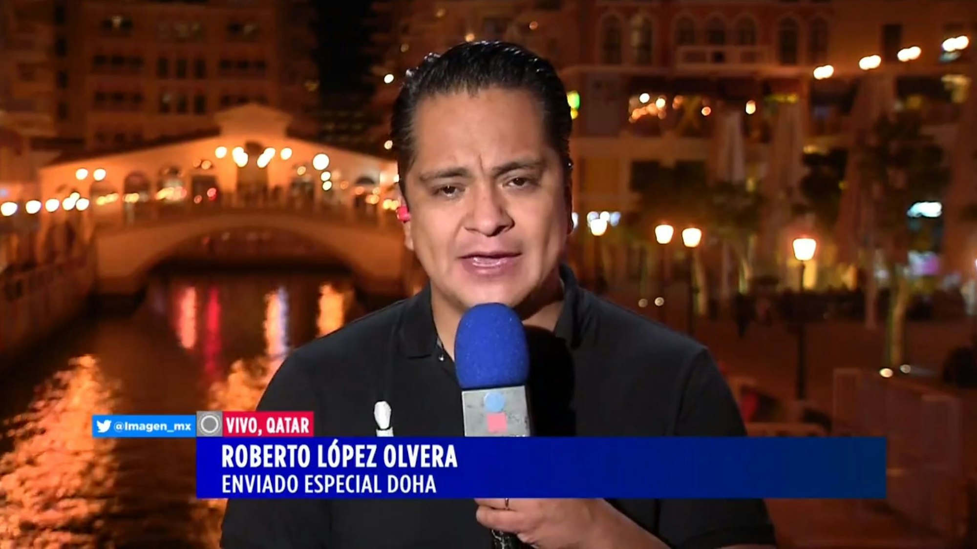 TV-Reporter Roberto López Olvera bei einer Live-Schalte aus Katar mit dem Sender Imagen Televisión