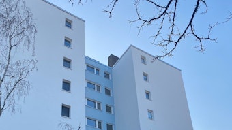 Das Mietshaus in der Büdericher Straße 11 in Köln-Nippes von außen mit blauem Himmel im Hintergrund.