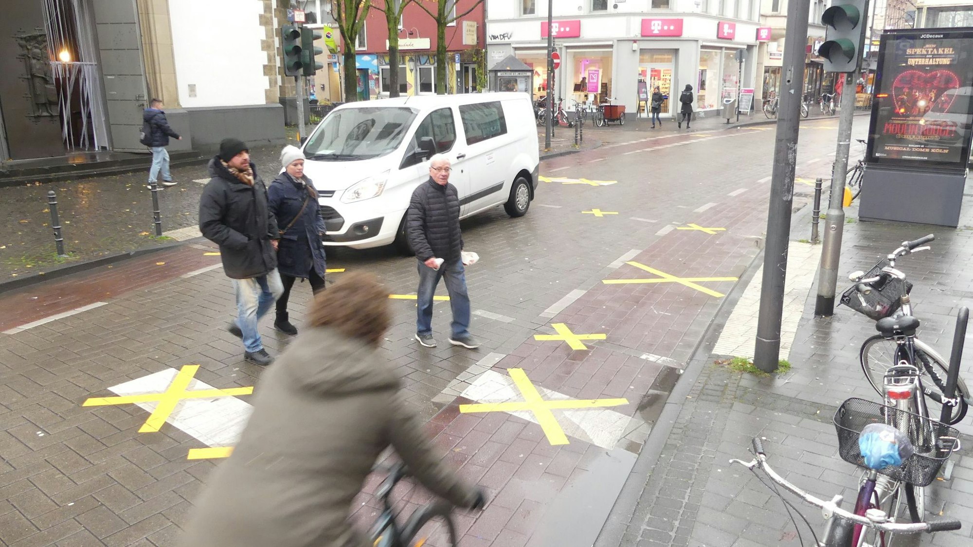 Den Fußgängerüberweg in Höhe der Neptunstraße gibt es derzeit nicht mehr, weil die Markierungen überklebt und die Ampeln abgeschaltet sind. Foto: Rösgen