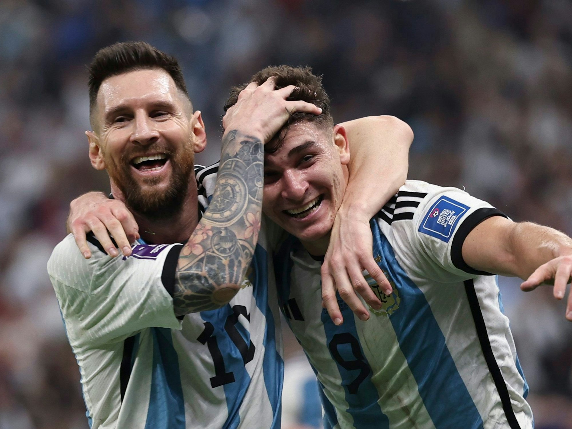 Lionel Messi und Julian Alvarez jubeln bei der WM 2022 über ein Tor für Argentinien.