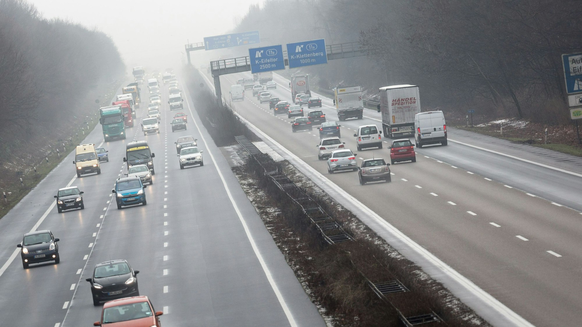 Autos fahren am Montagmorgen (02.01.2017) in Koeln ueber die Autobahn A4 in Höhe der Anschlussstelle Klettenberg.