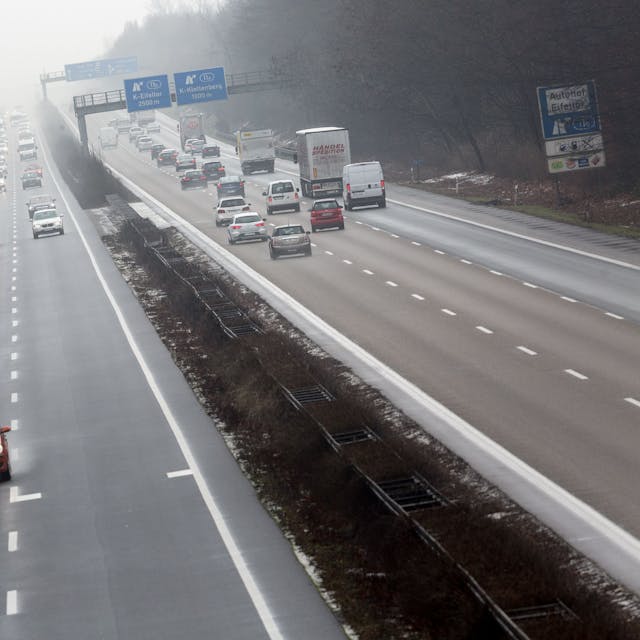 Autos fahren am Montagmorgen (02.01.2017) in Koeln ueber die Autobahn A4 in Höhe der Anschlussstelle Klettenberg.&nbsp;
