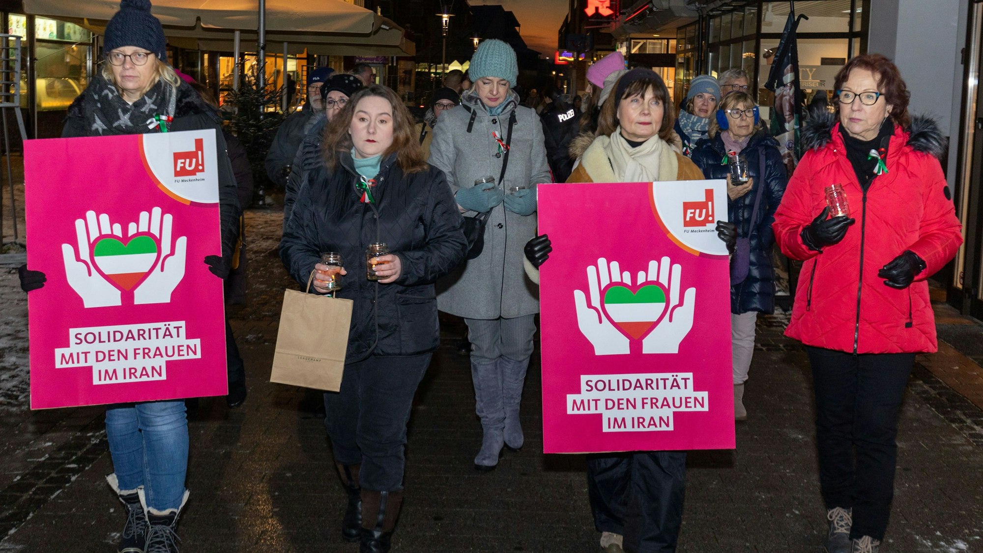 In Meckenheim haben Demonstranten mit einem Schweigemarsch ihre Solidarität mit den Frauen im Iran zum Ausdruck gebracht.