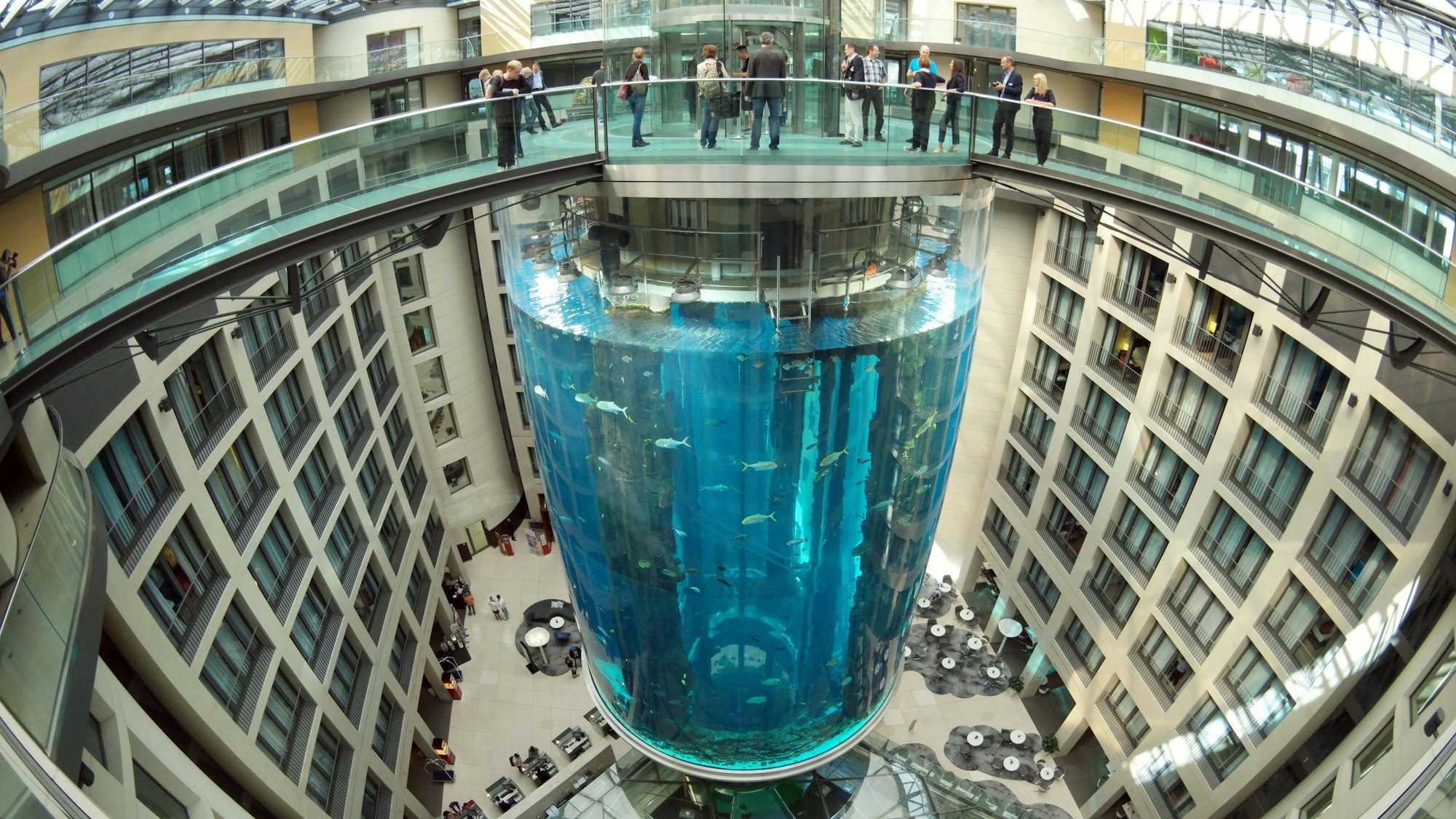 Blick auf den AquaDom im Sea Life, das größte freistehende zylindrische Aquarium der Welt. Das riesige Aquarium in einem Hotel ist in der Nacht zum 16.12.2022 leck geschlagen.Wasser strömte dabei bis auf die Straße.