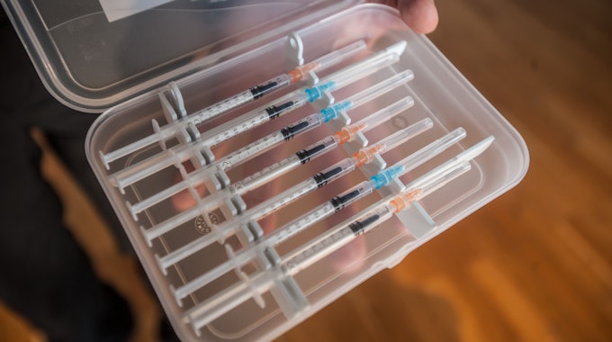 Letzter Tag im Impfzentrum. Aufgezogene Spritzen in einer Dose zu sehen. Foto: Ralf Krieger