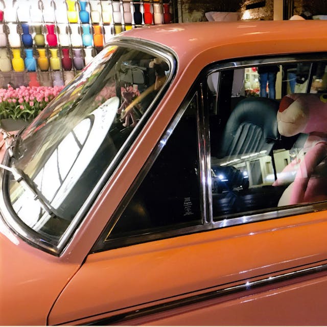 Eine Puppe von Paulchen Panter sitzt auf dem Fahrersitz einer Limousine.