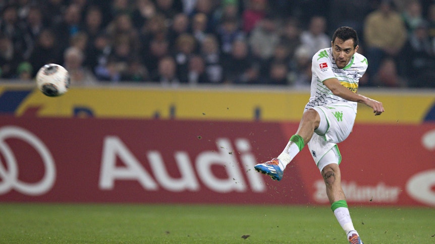 Juan Arango tritt einen Freistoß im Trikot von Borussia Mönchegladbach.