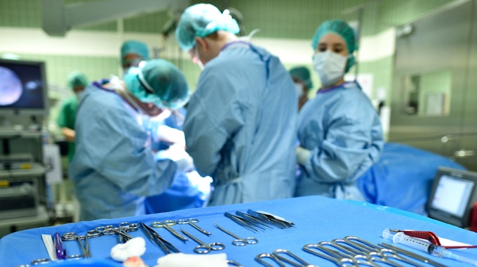 Ein Operationssaal während einer OP (Symbolbild)