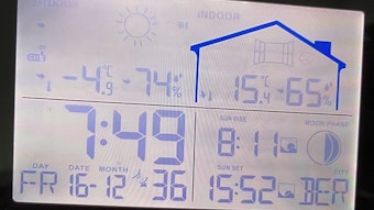 Die Temperaturanzeige in der Wohnung der Mieterin zeigt 15 Grad Raumtemperatur an.