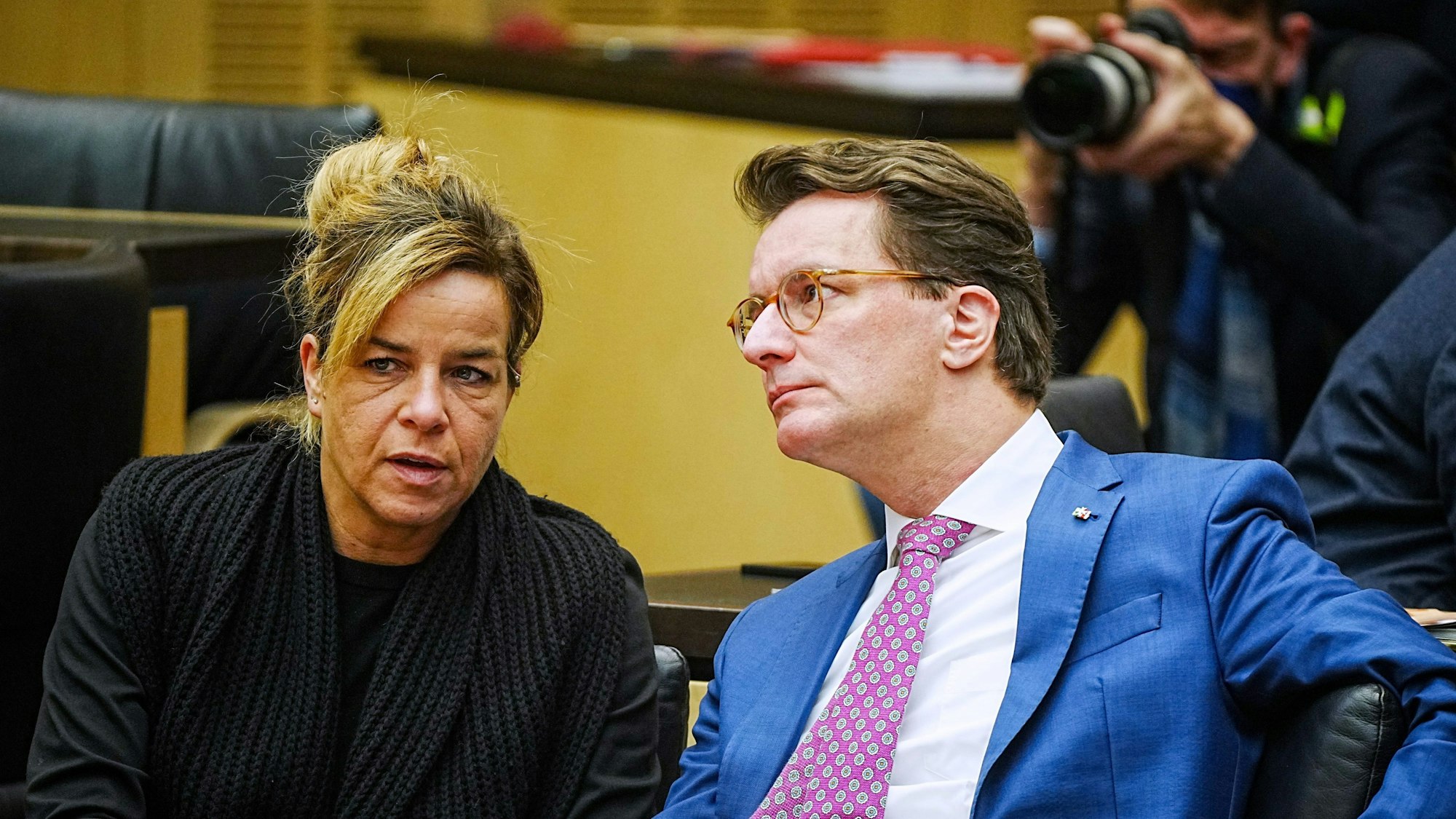 NRW-Wirtschaftsministerin Mona Neubaur (l, Bündnis 90/Die Grünen) und Ministerpräsident Hendrik Wüst (CDU) sitzen nebeneinander.