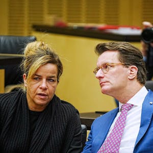 NRW-Wirtschaftsministerin Mona Neubaur (l, Bündnis 90/Die Grünen) und Ministerpräsident Hendrik Wüst (CDU) sitzen nebeneinander.