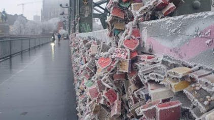 Eingefrorene Schlösser hängen an der Hohenzollernbrücke.