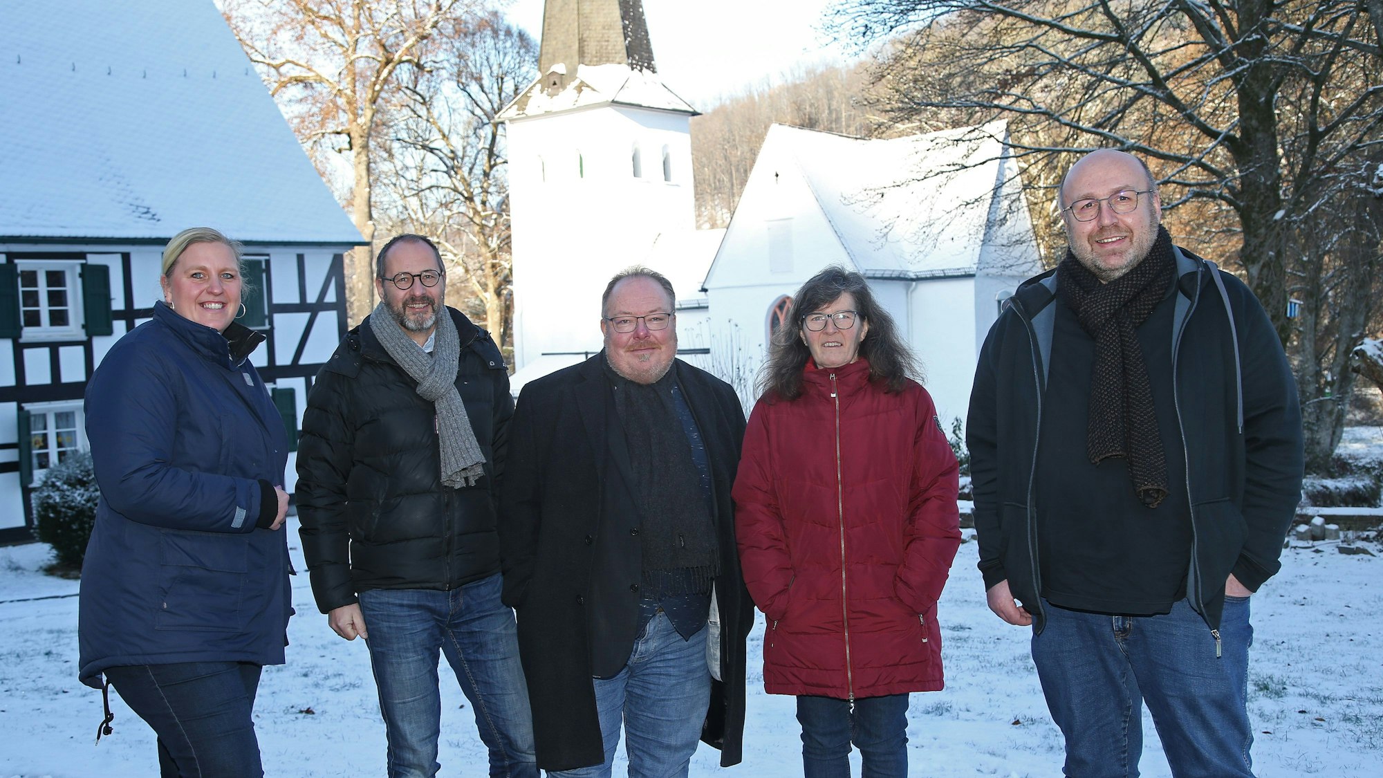 Pfarrer Michael Kalisch (2.v.l.) mit Amelie Ortmann, Siegfried Frank, Karin Stute-Soennecken und Roland Armbröster (v.l.) vor der Wiedenester Kreuzkirche