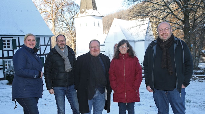 Pfarrer Michael Kalisch (2.v.l.) mit Amelie Ortmann, Siegfried Frank, Karin Stute-Soennecken und Roland Armbröster (v.l.) vor der Wiedenester Kreuzkirche