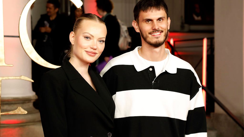 Cheyenne Ochsenknecht und Nino Sifkovits bei der Premiere des Kinofilms „The Magic Flute - Das Vermächtnis der Zauberflöte“ am 7. November 2022 in München.