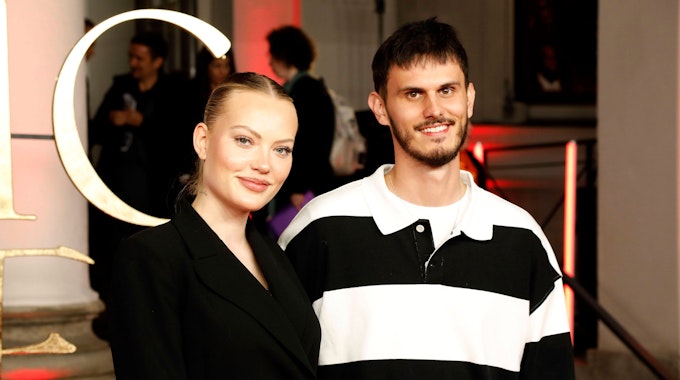 Cheyenne Ochsenknecht und Nino Sifkovits bei der Premiere des Kinofilms „The Magic Flute - Das Vermächtnis der Zauberflöte“ am 7. November 2022 in München.