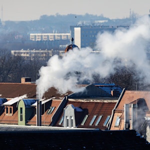Während eines klirrend kalten Tages mit Minusgraden am 15. Dezember in Halle steigt Rauch aus den Schornsteinen in der Innenstadt auf. Die Bundesnetzagentur mahnt, den Verbrauch deutlich zu drosseln, um das Sparziel von 20 Prozent zu erreichen.