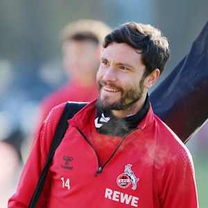 Jonas Hector lacht beim Training des 1. FC Köln.