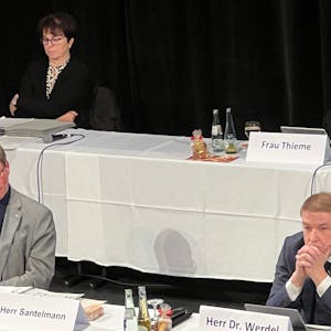 Der Kreistag Rhein-Berg hat am 15.12.22 Etat und Stellenplan zwar verabschiedet, Landrat Stephan Santelmann (l., mit Kreisdirektor Werdel) musste sich aber harsche Kritik anhören.