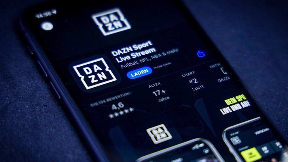 Die Illustration zeigt ein Smartphone mit der DAZN-App.