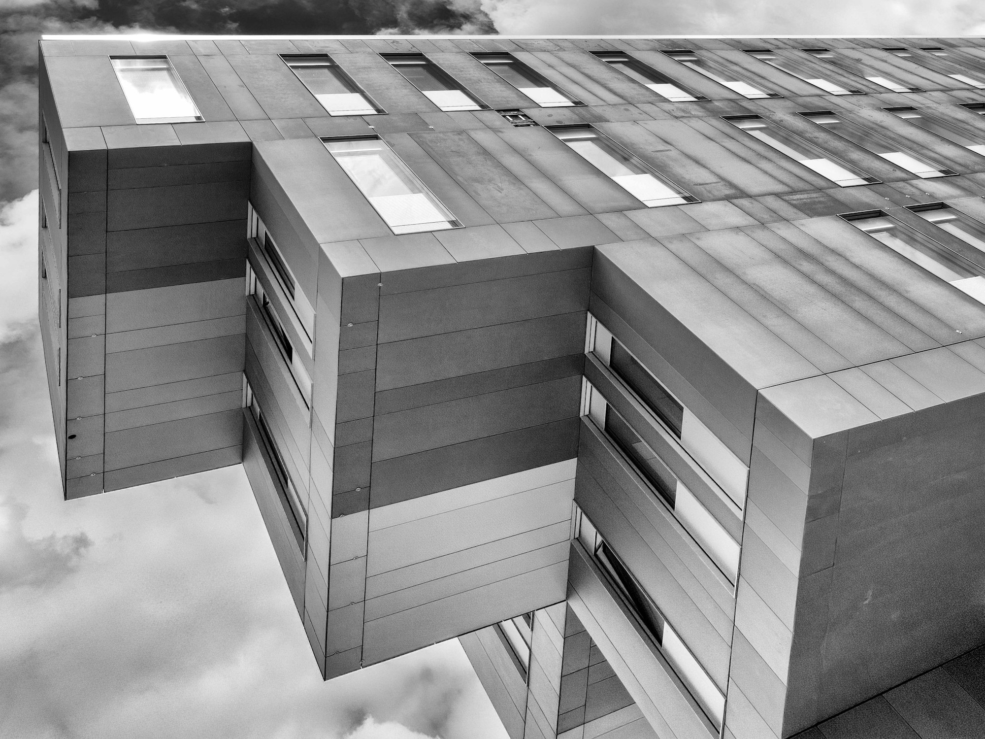 Eine Schwarz-Weiß-Aufnahme des Studierenden-Service-Centers in Köln mit seiner blockartigen Architektur.