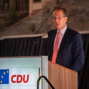 Detlef Seif hält eine Rede in Kommern im Kreis Euskirchen.
