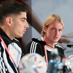 Julian Brandt und Kai Havertz auf einer DFB-Pressekonferenz.