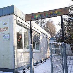 Ein Containerbau des Königswinterers Kindergartens Rappelkiste liegt im Schnee.