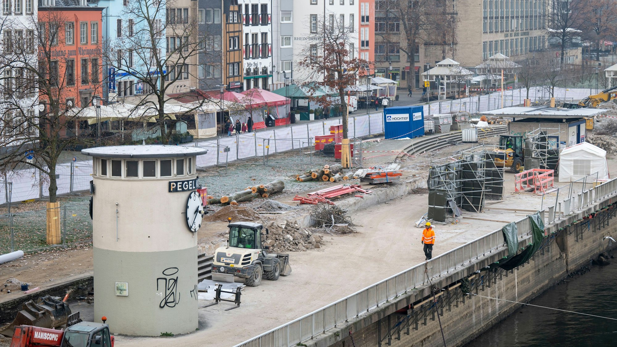 Die Kragplatte, der Teil der Uferpromenade vor der Altstadt, der in den Rhein hineinragt, wird abgerissen und neu gebaut.
