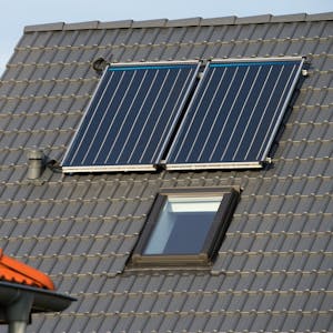 Zwei Module einer Fotovoltaikanlage auf einem Dach.