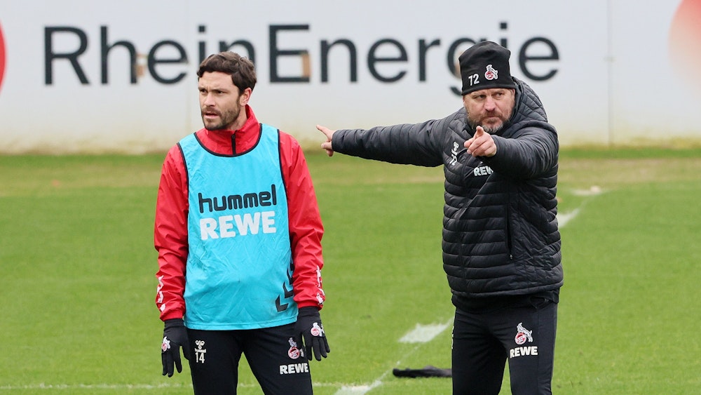 Steffen Baumgart gibt beim Training des 1. FC Köln Anweisungen an Jonas Hector & Co.