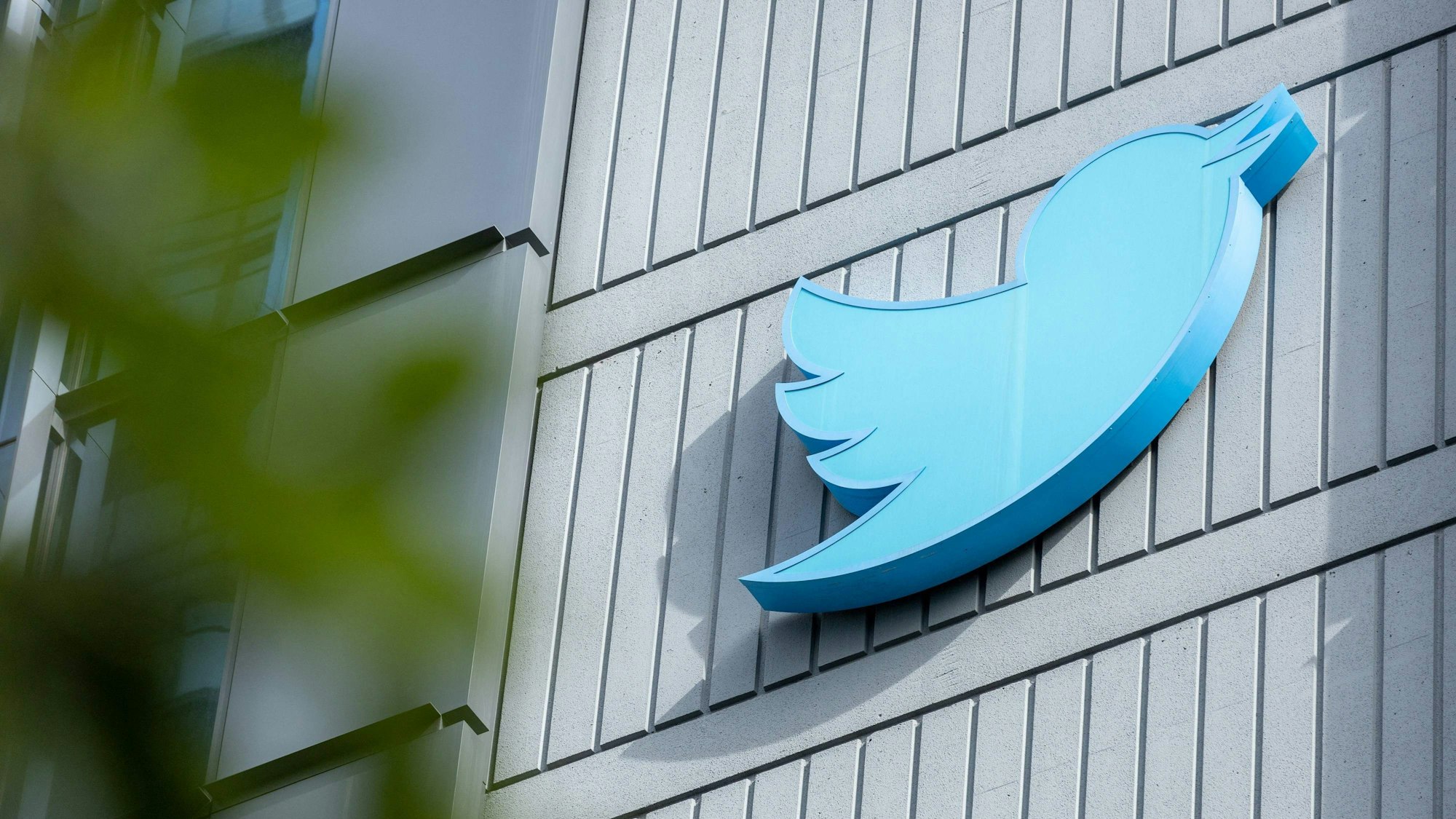 Das Twitter-Logo vor dem Hauptsitz in San Francisco, Kalifornien.