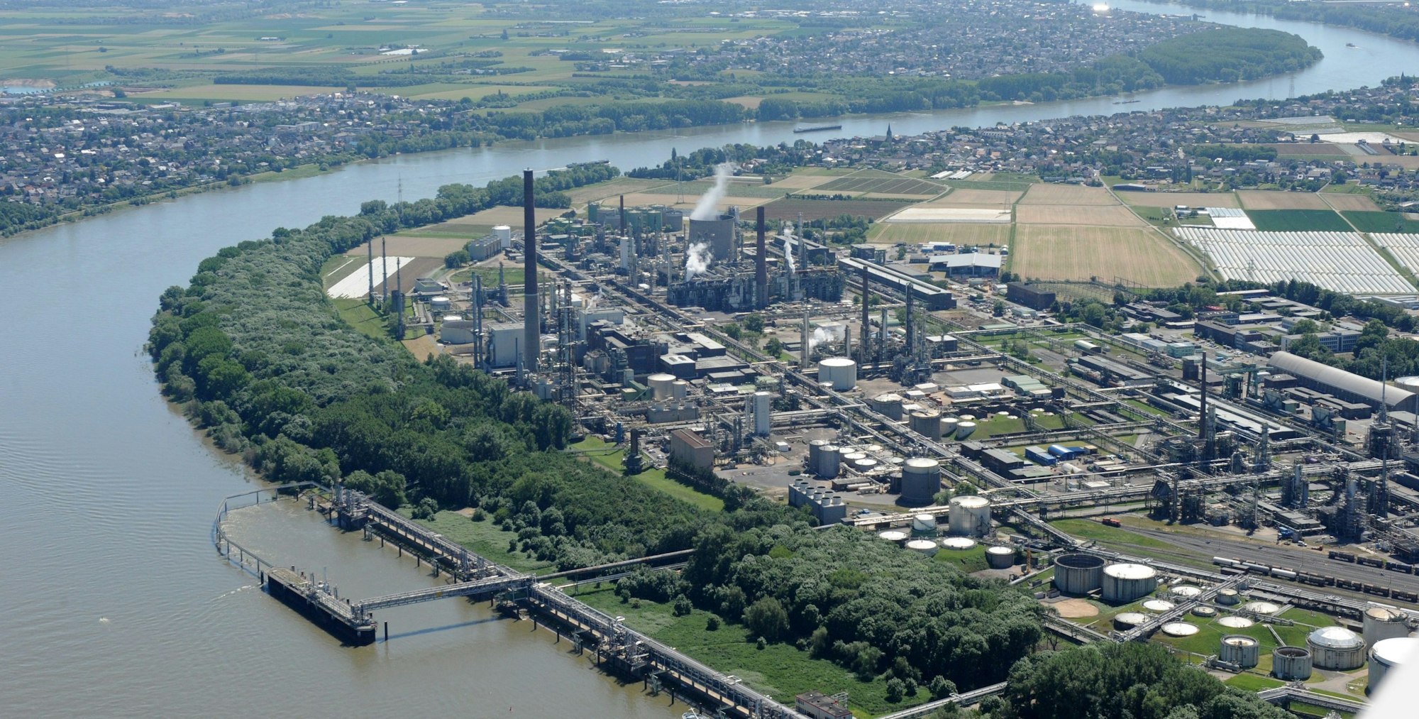 Die Shell-Raffinerie erstreckt sich in Wesseling entlang des Rheins.