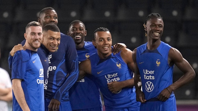 Die Spieler der französischen Nationalmannschaft haben vor dem Finale der WM in Katar 2022 gegen Argentinien gute Laune im Training.