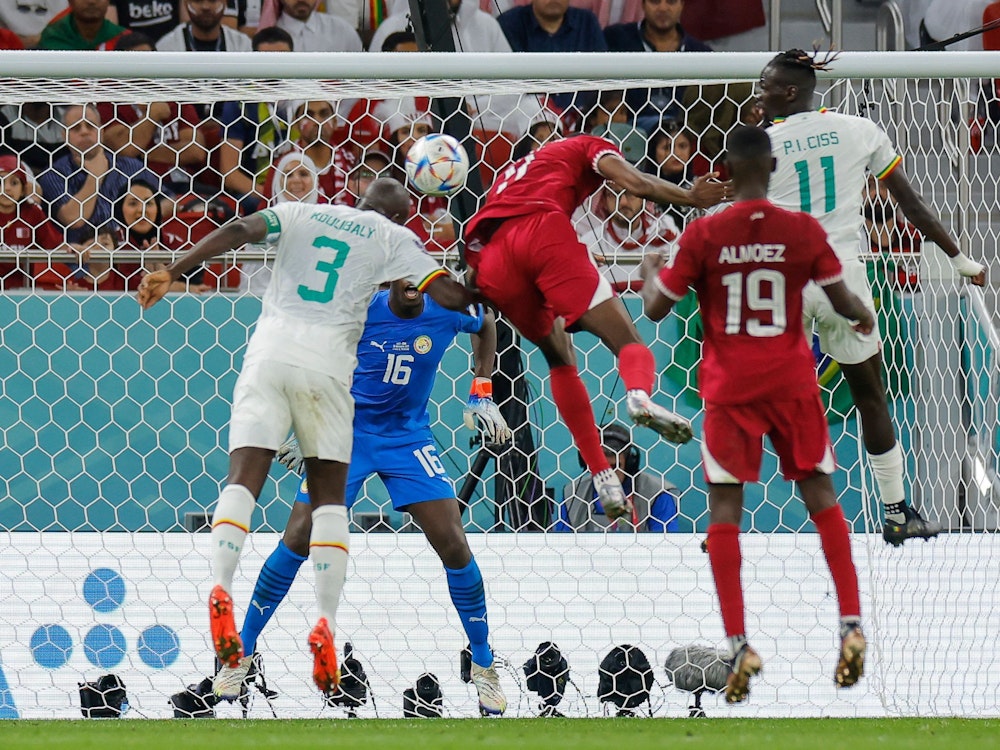 Mohammed Muntari erzielt den ersten WM-Treffer für Katar und verkürzt gegen den Senegal auf 1:2.