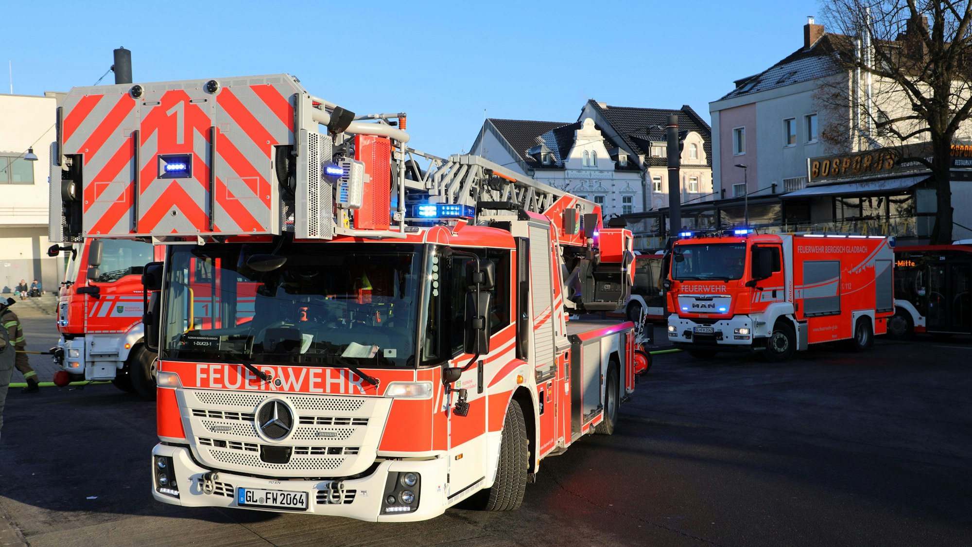 Feuerwehrwagen stehen in der Bergisch Gladbacher Innenstadt.