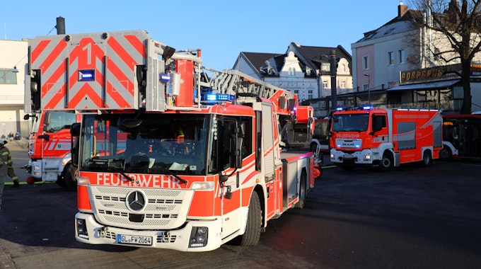 Feuerwehrwagen stehen in der Bergisch Gladbacher Innenstadt.