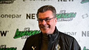 Ex-Gladbach-Trainer Dieter Hecking, auf diesem Foto ist der Fußballlehrer am 17. Dezember 2022 vor dem Legendenspiel im Borussia-Park zu sehen. Hecking trägt eine Brille und lächelt.